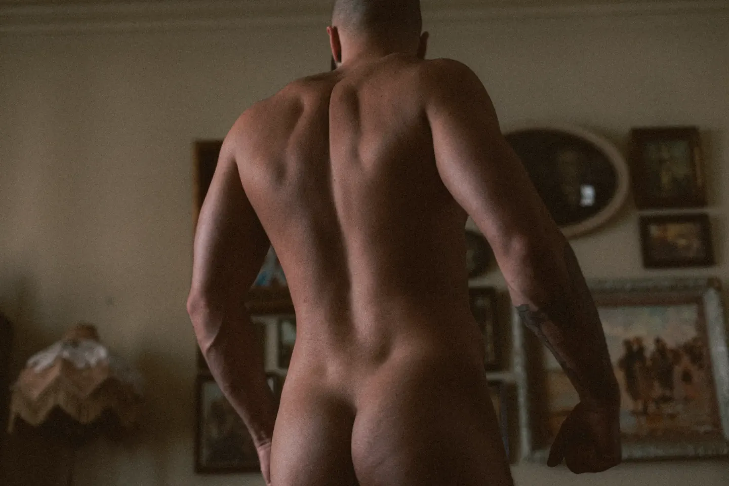 Boudoir masculin chalet Québec — portrait intime homme barbu Simon Bonnallie