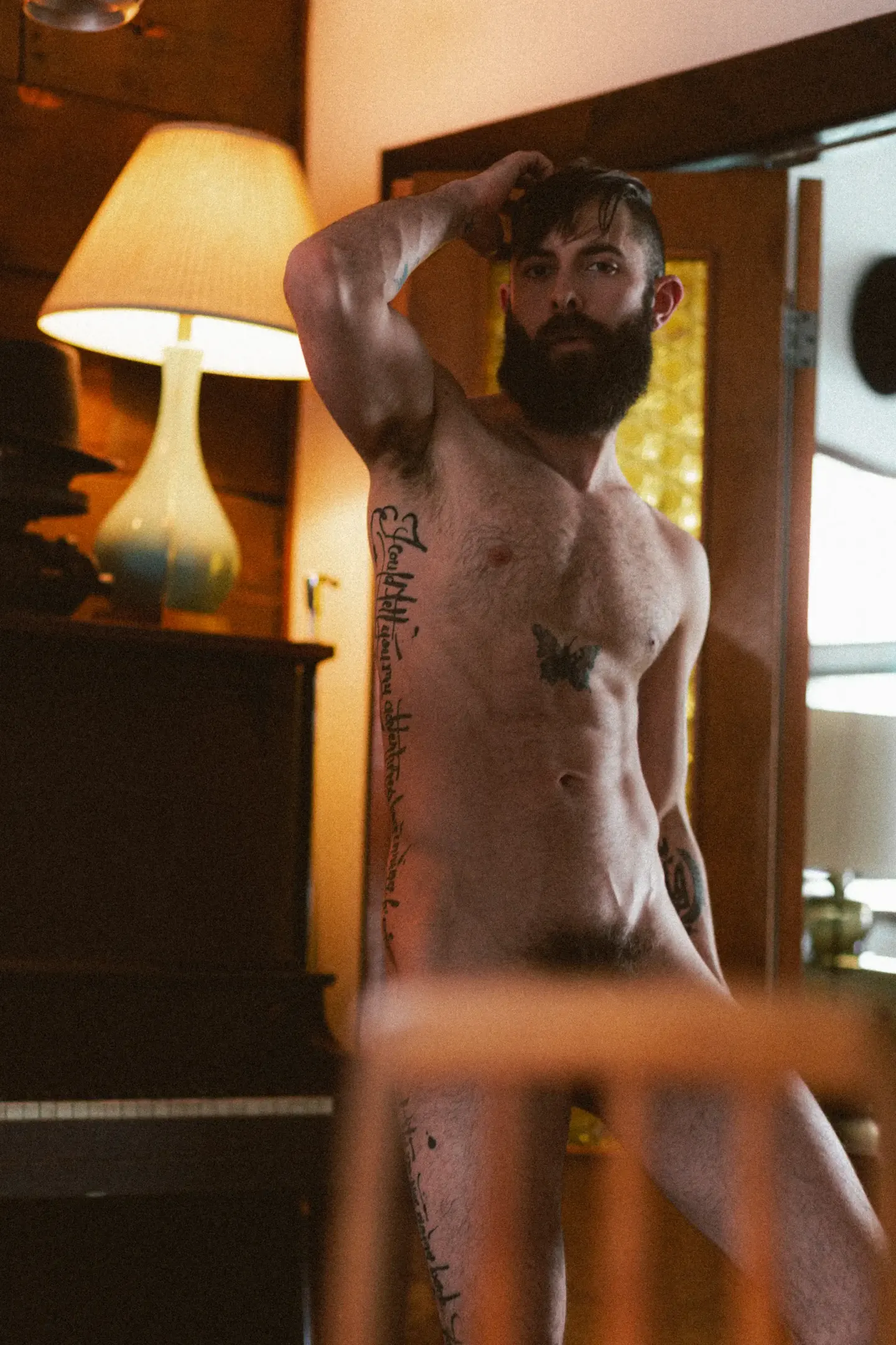 Boudoir masculin chalet — nu tatoué intérieur lumière naturelle Laurentides