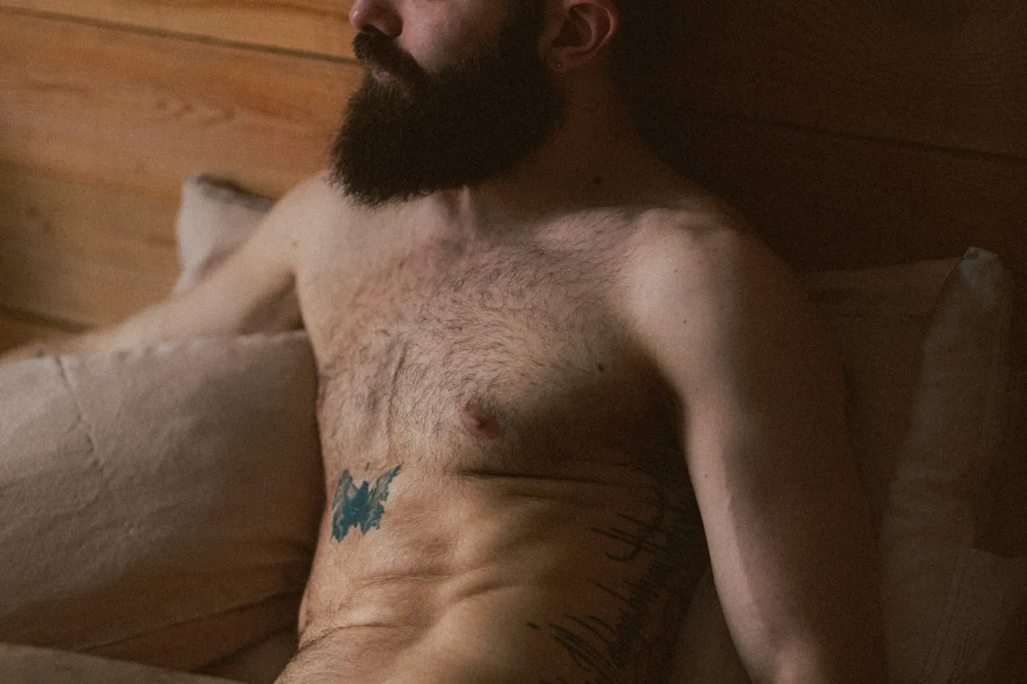 Nu masculin artistique chalet — homme tatoué boudoir Simon Bonnallie