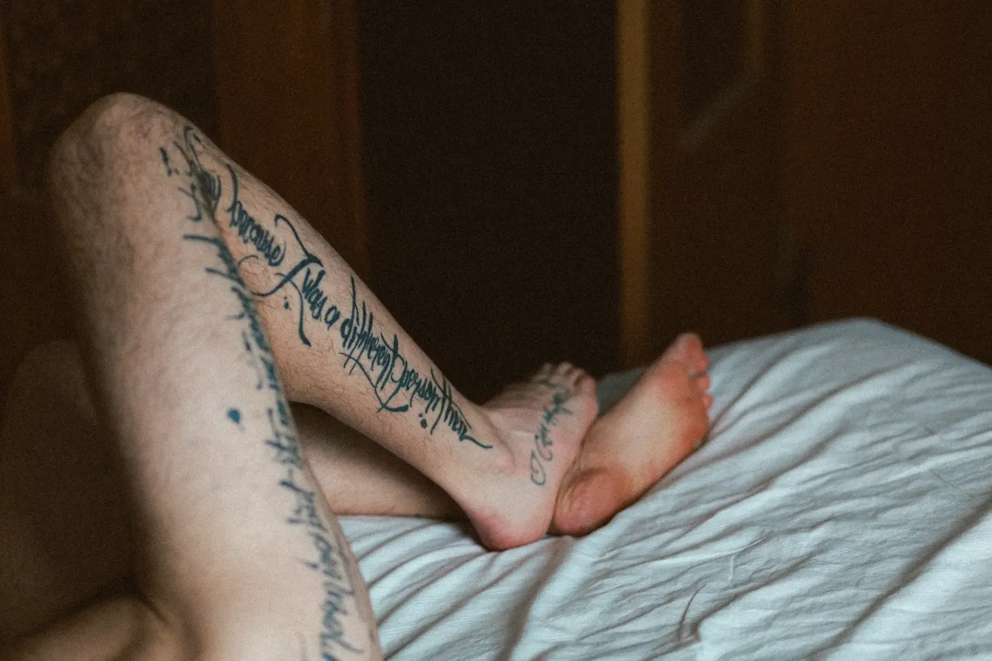 Boudoir homme tatoué chalet vintage — photographe boudoir masculin St-Sauveur