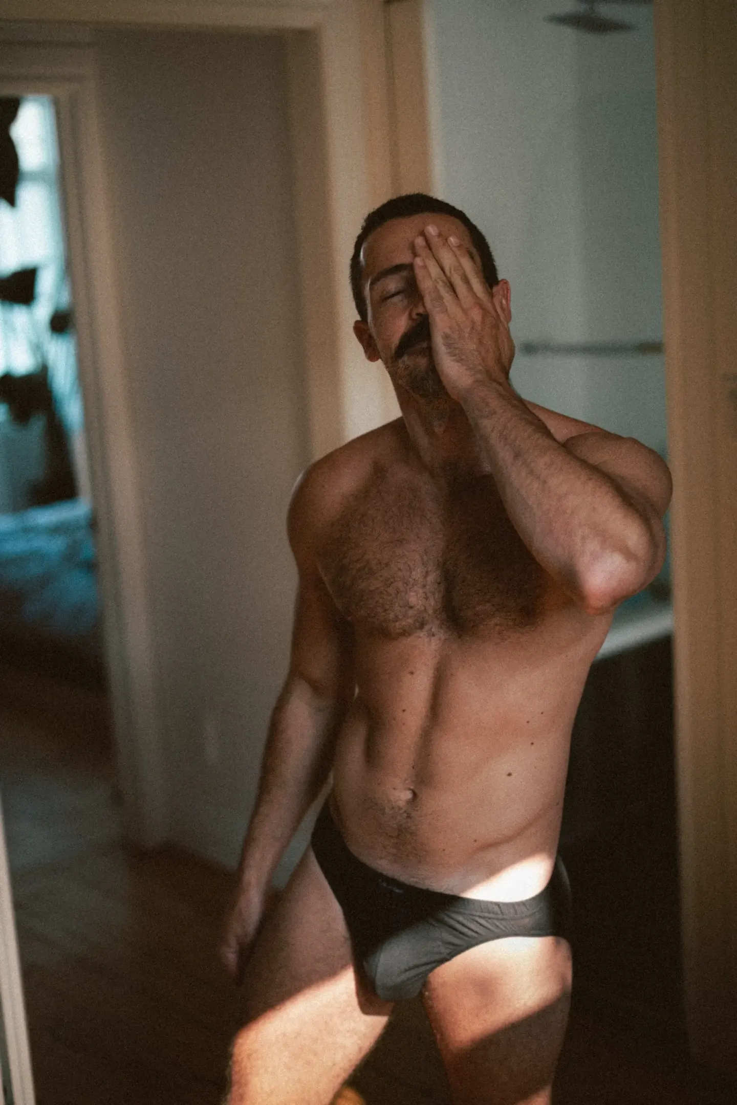 Boudoir homme intérieur — nu dos sur lit photographe boudoir Montréal