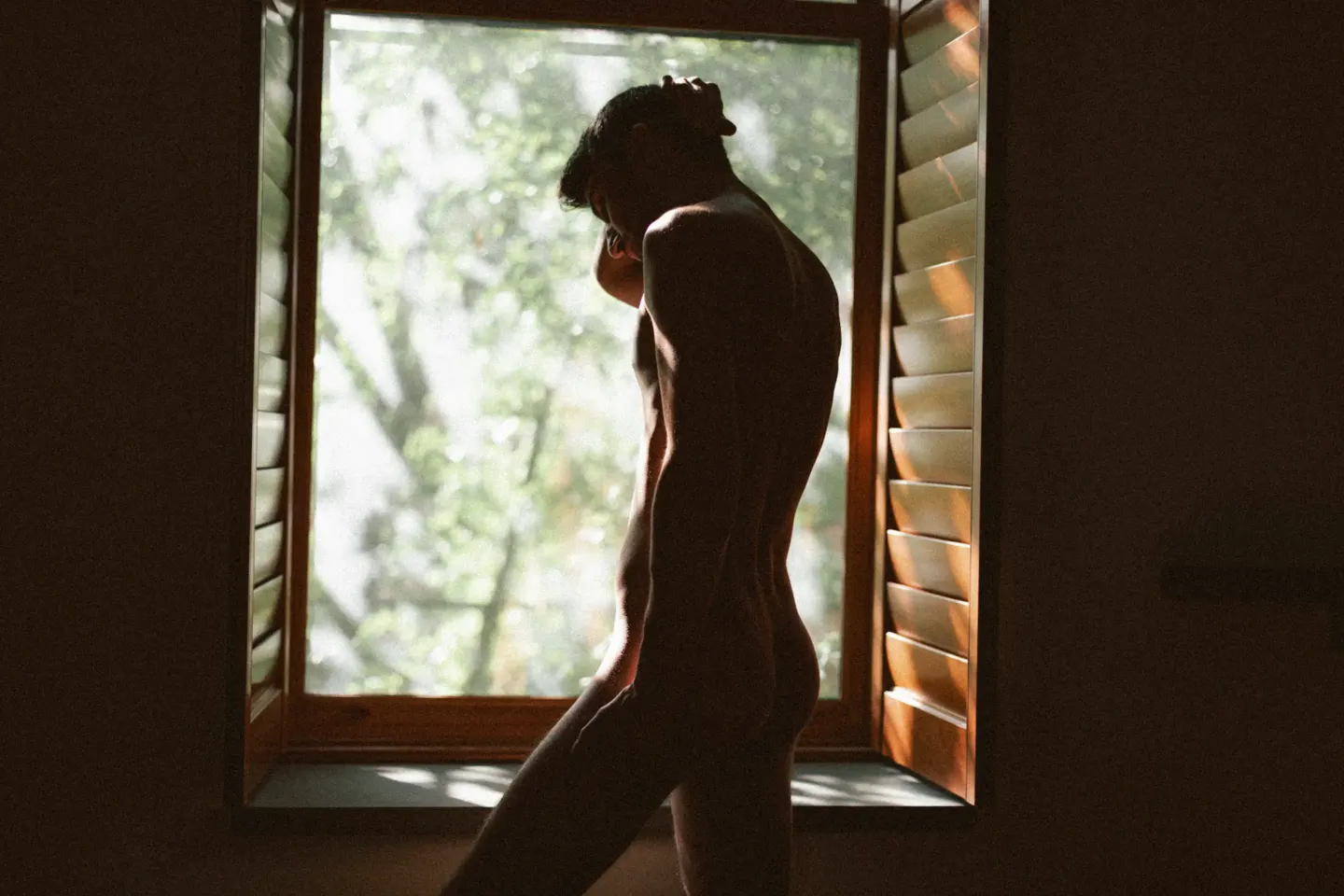 Silhouette nu masculin fenêtre — boudoir artistique homme Belle Tronche Boudoir