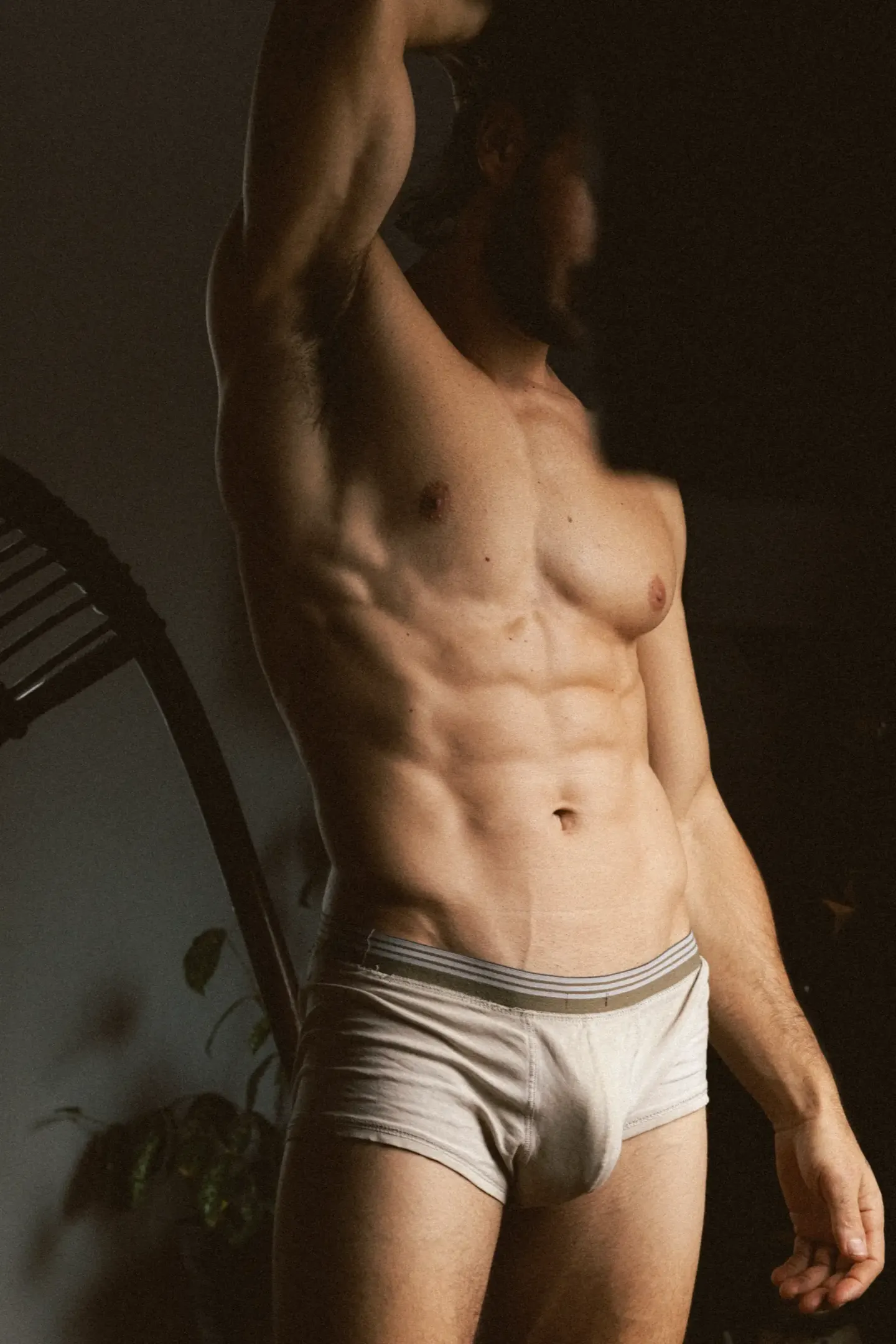 Portrait boudoir masculin studio lumière dramatique — Belle Tronche Boudoir Montréal