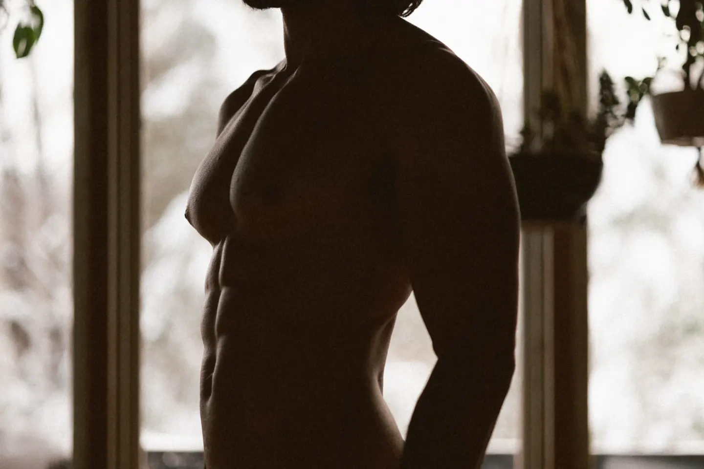 Portrait intime homme studio sombre — boudoir masculin Belle Tronche Boudoir